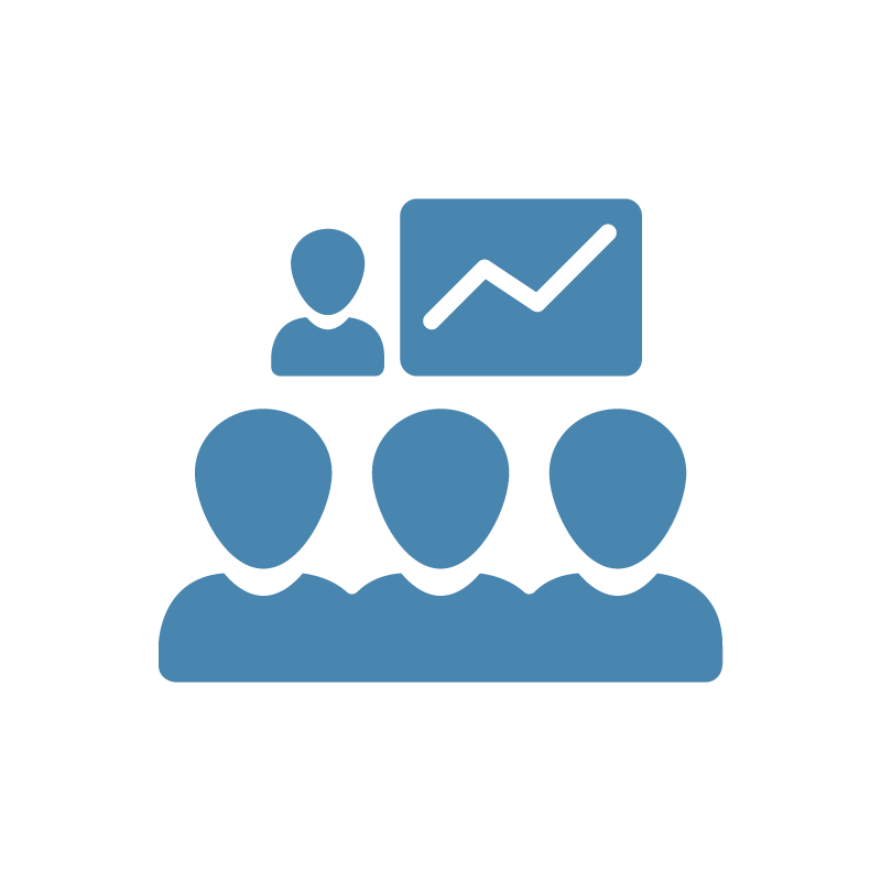 Ein Icon, das Weiterbildung symbolisiert. Drei Personen hören dem Vortrag einer vierten Person zu.