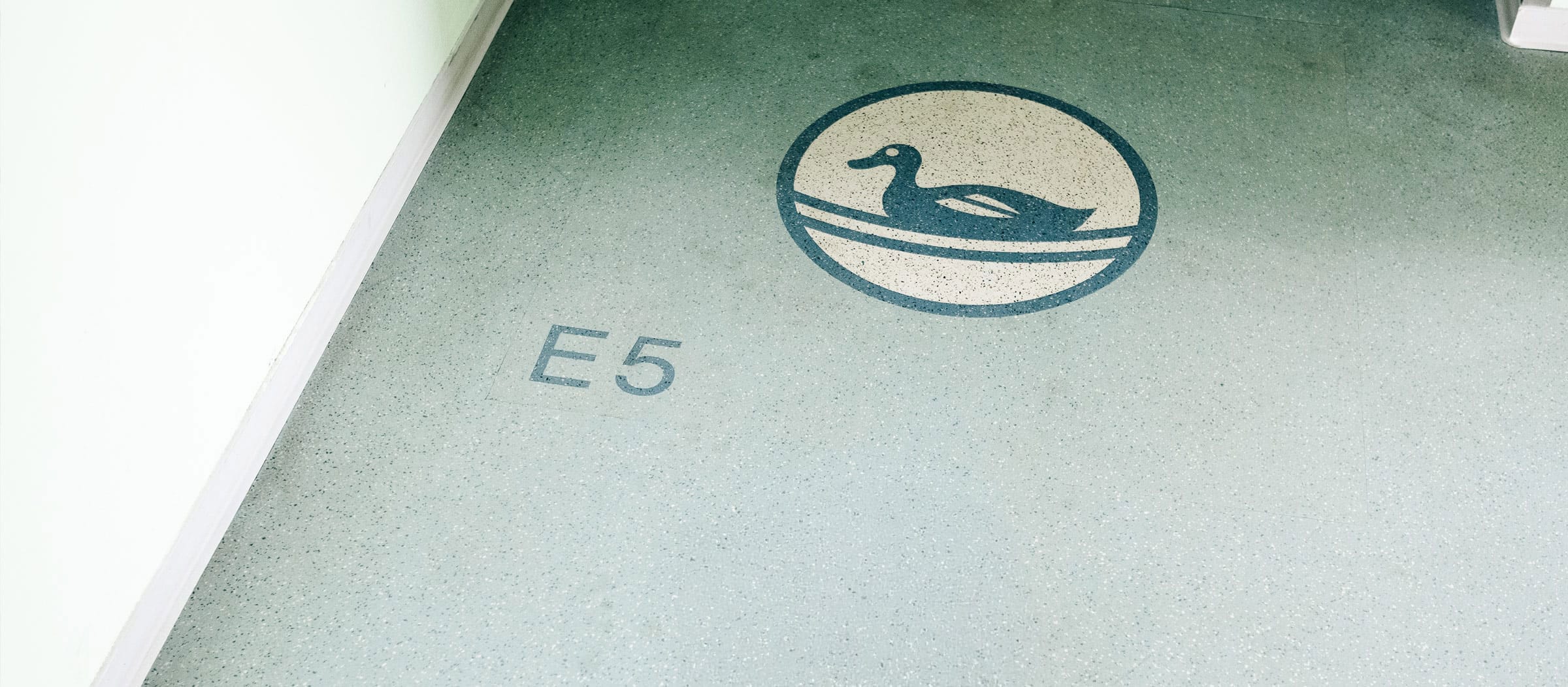 Symbol auf dem Fußboden als Leitsystem in der Ostseeklinik Zingst. 