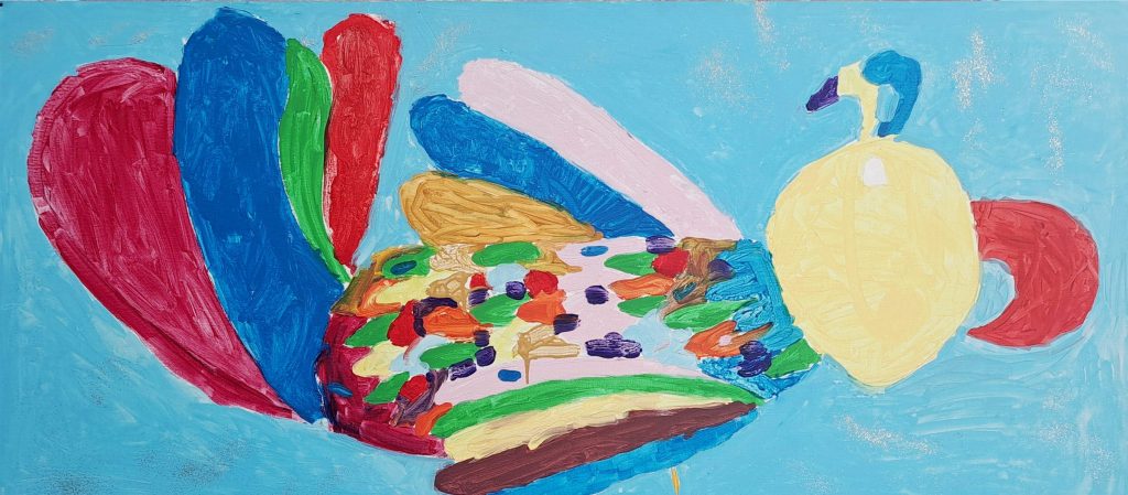 Ein farbenfroh gemalter Vogel fliegt an einem blauen Himmel.