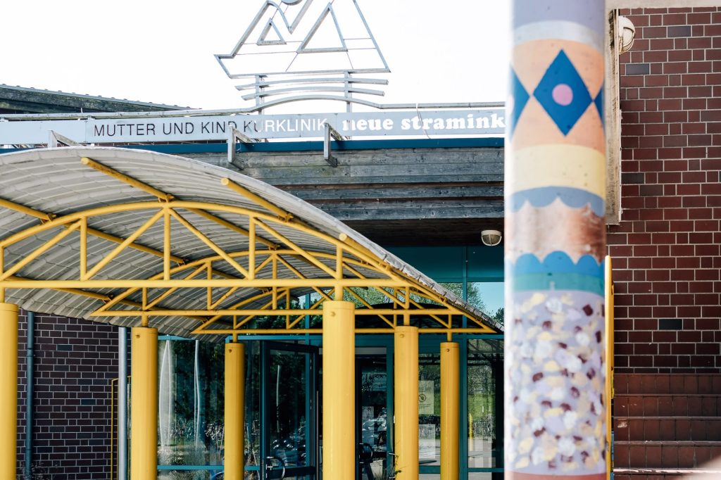 Eingang der Ostseeklinik Zingst über dem geschrieben steht: Mutter und Kind Kurklinik.