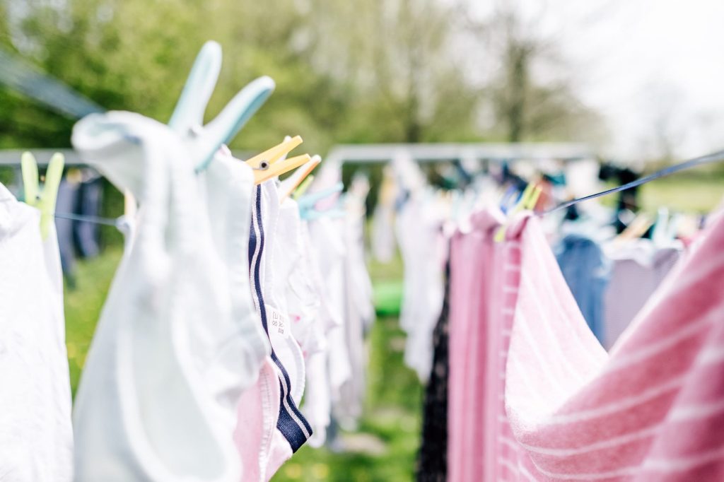 Wäscheleinen mit Wäsche und Wäscheklammern im Außenbereich der Ostseeklinik Zingst.